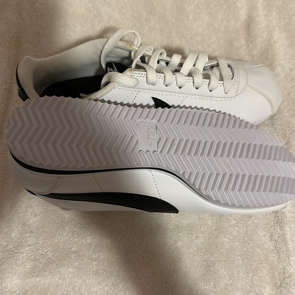 New Nike sneakers - Picture 3 of 3